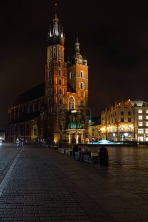 Téléchargez les photos : Cracovie, Pologne - 8 octobre 2019 : Basilique Sainte-Marie (Eglise Notre-Dame prise au ciel) à Cracovie, Pologne la nuit - en image libre de droit