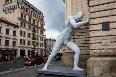 Foto de Lviv, Ucrania - 29 de junio de 2023: Mr. ARBITRIUM Escultura cerca de la Ópera Nacional de Lviv como símbolo de apoyo a Ucrania y alejamiento de la guerra. - Imagen libre de derechos