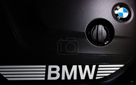 Foto de Lviv, Ucrania - 3 de julio de 2023: Primer plano del compartimento del motor BMW - Imagen libre de derechos