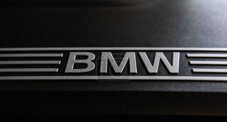 Foto de Lviv, Ucrania - 3 de julio de 2023: Primer plano del compartimento del motor BMW - Imagen libre de derechos