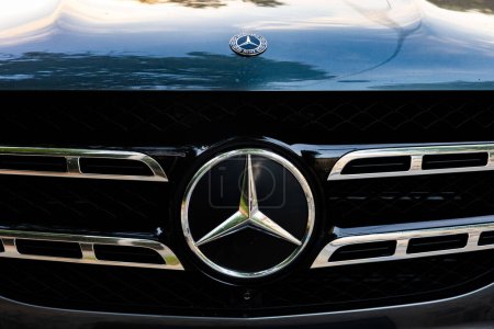 Téléchargez les photos : Stuttgart, Allemagne - Juin, 2023 : Mercedes-Benz signe sur la voiture noire - en image libre de droit