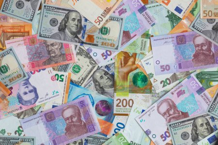 Gros plans de billets en francs suisses, en dollars américains, en euros, en zlotys polis