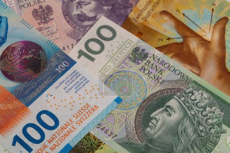 Primeros planos de billetes de 50, 100 y 200 francos suizos y billetes zloty pulidos de 100 con fines de diseño