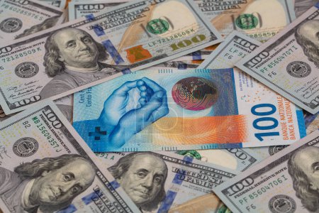 Nahaufnahme von 100-Franken-Banknoten und 100-Dollar-Banknoten für Designzwecke