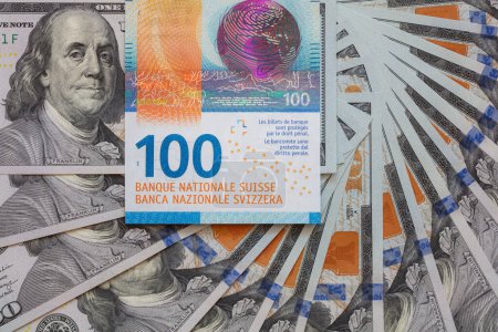 Téléchargez les photos : Gros plan de billets de 100 francs suisses et de 100 dollars à des fins de conception - en image libre de droit
