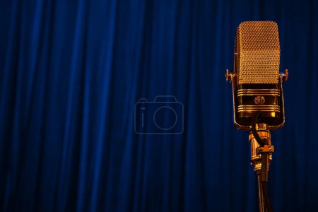 Foto de Lviv, Ucrania - 10 de junio de 2021: AEA Ribbon Micrófono R44C sobre fondo de cortina azul - Imagen libre de derechos