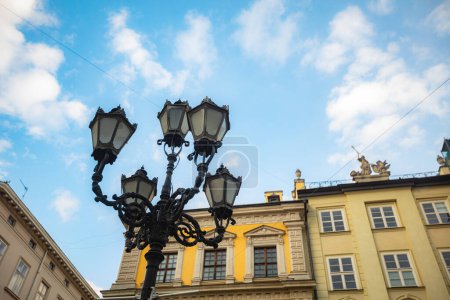 Gros plan de lanterne sur la place du marché à Lviv, Ukraine
