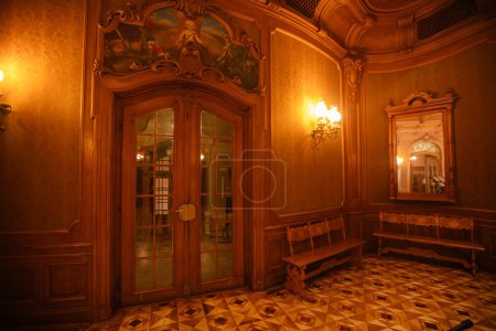 Téléchargez les photos : Lviv, Ukraine - Mars 27, 2024 : Intérieur de la Chambre des Scientifiques de Lviv (ancien noble casino) - en image libre de droit
