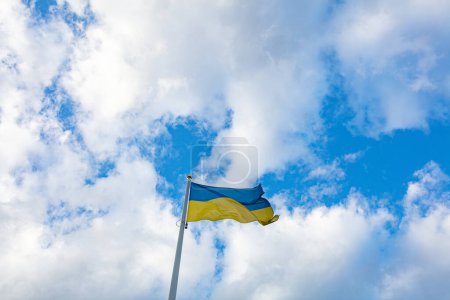 Nahaufnahme des Schwenkens der ukrainischen Nationalflagge zu Designzwecken