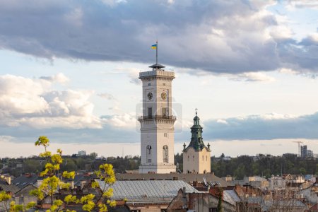 Lviv, Ukraine - 3. April 2024: Blick auf das Lemberger Rathaus