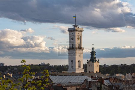 Lviv, Ukraine - 3. April 2024: Blick auf das Lemberger Rathaus