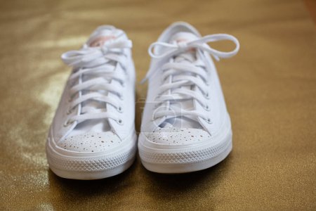 Téléchargez les photos : Lviv, Ukraine - avril 14, 2024 : Chaussures Converse All Star blanches - en image libre de droit
