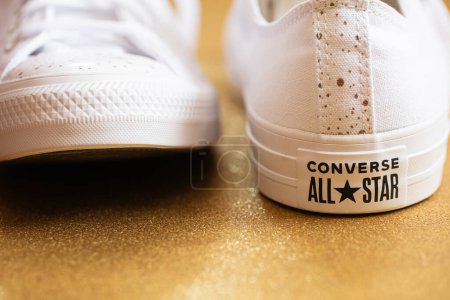 Téléchargez les photos : Lviv, Ukraine - avril 14, 2024 : Chaussures Converse All Star blanches - en image libre de droit