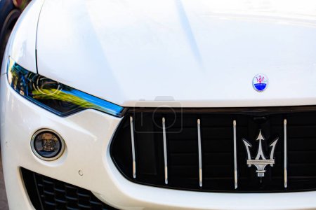 Téléchargez les photos : Lviv, Ukraine - Avril 12, 2024 : Gros plan de Maserati signe sur la voiture - en image libre de droit