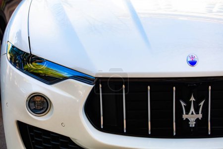 Téléchargez les photos : Lviv, Ukraine - Avril 12, 2024 : Gros plan de Maserati signe sur la voiture - en image libre de droit