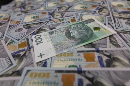 Billetes zloty de 100 dólares estadounidenses y 100 pulidos con fines de diseño