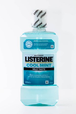 Lviv, Ucrania - 18 de abril de 2024: Listerine Cool Mint Enjuague bucal con efecto de limpieza profunda