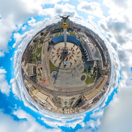 Foto de 360 grados de vista en la Plaza de la Independencia en Kiev desde el dron. Planeta en miniatura de Kiev. - Imagen libre de derechos