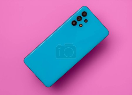 Blaues Smartphone auf rosa Hintergrund für Design-Zwecke