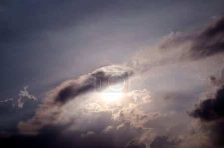 Foto de Cloudscape se ha estado desarrollando en forma magnífica. El cielo está lleno de hermosas nubes. - Imagen libre de derechos