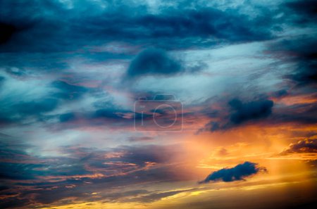 Foto de Colorido cielo dramático con nubes al atardecer. Fondo del cielo. Cielo con nubes al atardecer. - Imagen libre de derechos