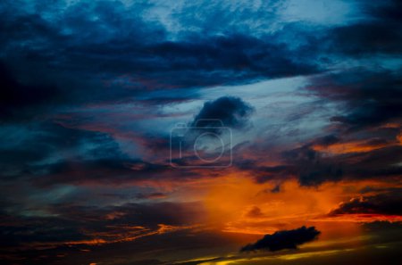 Foto de Colorido cielo dramático con nubes al atardecer. Fondo del cielo. Cielo con nubes al atardecer. - Imagen libre de derechos