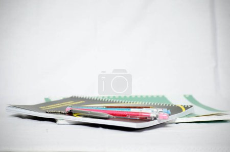 Foto de Lápices y cuaderno sobre fondo blanco con espacio para texto - Imagen libre de derechos