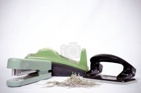 Foto de Engrapadora verde y engrapadora negra sobre fondo blanco - Imagen libre de derechos