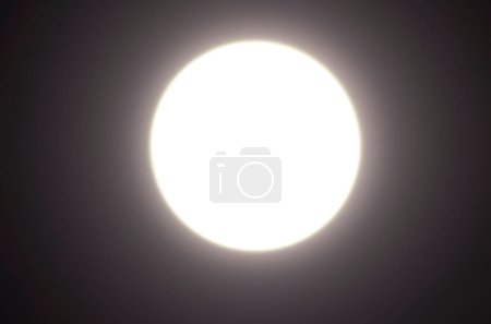 Foto de Eclipse de sol en el cielo nocturno. Primer plano del sol. - Imagen libre de derechos