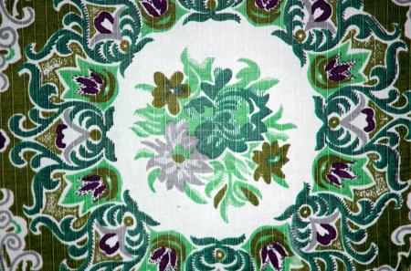 Foto de Patrón de tela de estilo tailandés en el fondo verde con espacio de copia. - Imagen libre de derechos