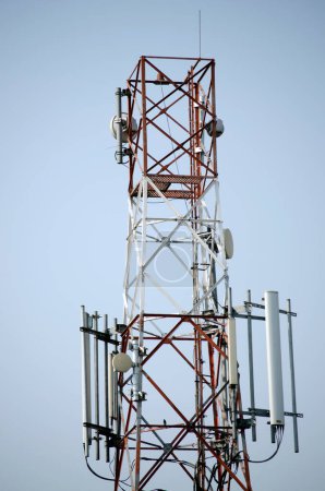 Foto de Torre de telecomunicaciones con antenas contra el cielo azul, primer plano de la foto - Imagen libre de derechos