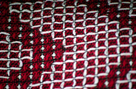 Foto de Textura, fondo, patrón. La tela es roja y blanca con un patrón de cuadrados - Imagen libre de derechos