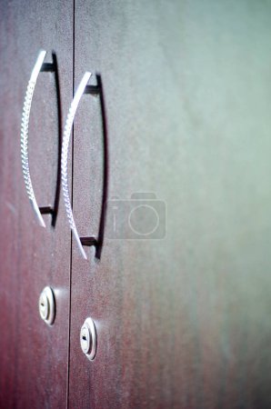 Foto de Primer plano de los armarios de un armario moderno de madera. - Imagen libre de derechos