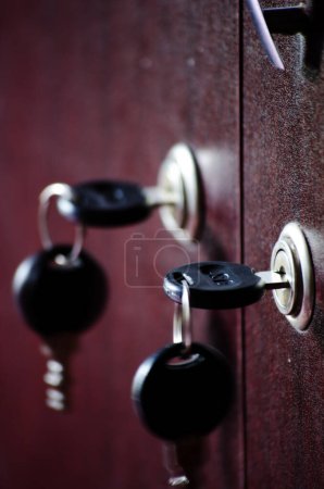 Foto de Primer plano de las llaves en la cerradura de la puerta. Profundidad superficial del campo - Imagen libre de derechos