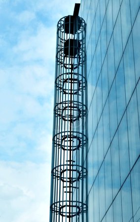 Foto de Escalera en la fachada de un moderno edificio de oficinas con cielo azul - Imagen libre de derechos