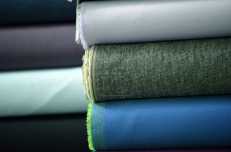 Foto de Rollos de tela en tienda textil, primer plano. Industria textil - Imagen libre de derechos