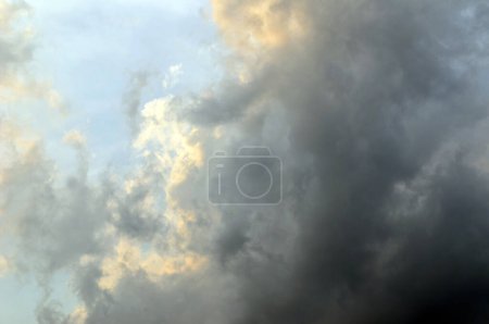 Foto de Cloudscape se ha estado desarrollando en forma magnífica. Las nubes se han estado desarrollando en forma magnífica. - Imagen libre de derechos