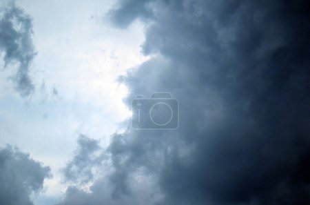 Foto de Nubes oscuras antes de una tormenta. Nubes oscuras ante una tormenta. - Imagen libre de derechos