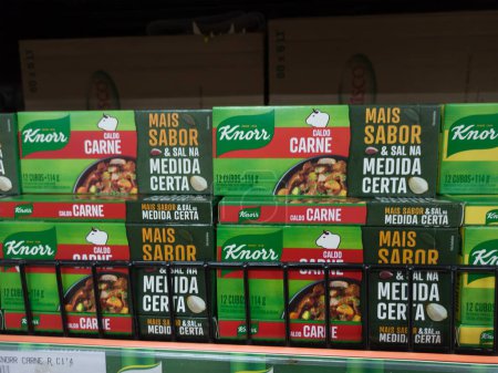 Téléchargez les photos : RIO DE JANEIRO, BRÉSIL - 20 avril 2024 : Boîtes à condiments industrielles Knorr sur l'étagère du supermarché. La marque appartient au groupe Unilever. Gros plan - en image libre de droit