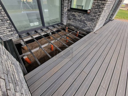 Téléchargez les photos : Ecological terrace made from wood plastic composite wpc under construction - en image libre de droit