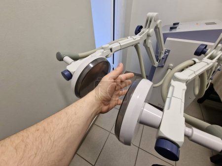 Elektromagnetische Wellentherapie und Radiofrequenzstimulation für die männliche Hand als alternative Medizin