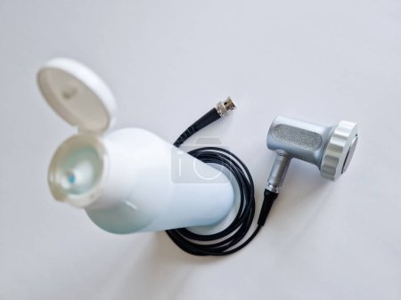 Téléchargez les photos : Transducteur à ultrasons pour essais et analyses acoustiques utilisés dans les mesures non destructives - en image libre de droit