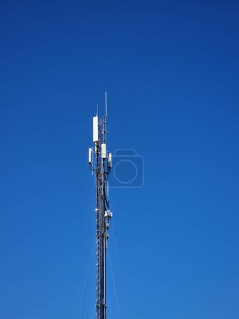 Téléchargez les photos : Station de base d'antenne 5G et mât d'antenne devant le ciel bleu gros plan - en image libre de droit