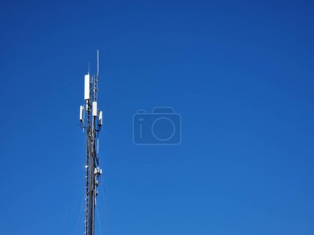 Foto de Estación base de la antena 5G y mástil de la antena delante del cielo azul de cerca - Imagen libre de derechos