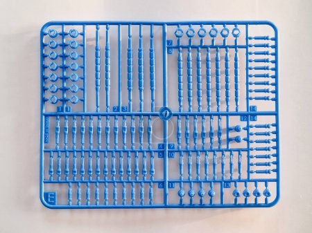 Foto de Conjunto de piezas de montaje moldeadas por inyección azul para constructor mecánico infantil - Imagen libre de derechos