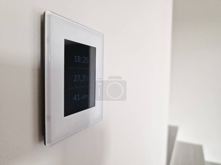 Téléchargez les photos : Affichage de la télécommande climatique fixé sur le mur pour le contrôle du récupérateur et les appareils de maison intelligente - en image libre de droit