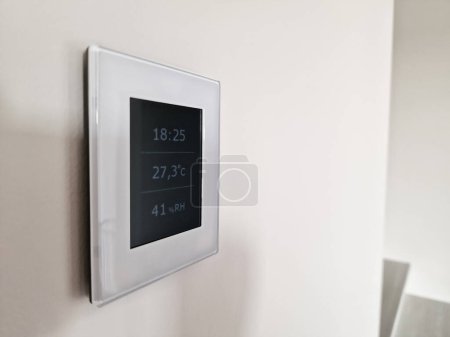 Foto de Pantalla de control remoto de clima fija en la pared para el control del recuperador y los dispositivos inteligentes de la casa - Imagen libre de derechos