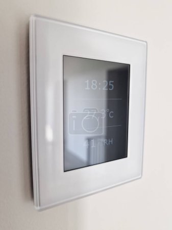 Téléchargez les photos : Affichage de la télécommande climatique fixé sur le mur pour le contrôle du récupérateur et les appareils de maison intelligente - en image libre de droit