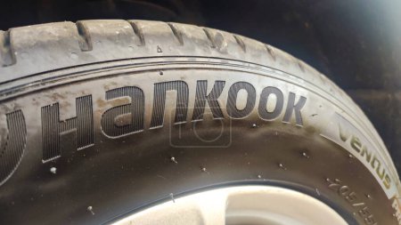Téléchargez les photos : Varsovie, Pologne - 2 octobre 2022 : Logo de la marque de pneus Hankook. - en image libre de droit