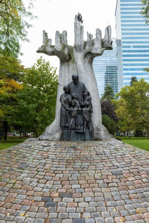 Foto de Varsovia, Polonia - 2 de octubre de 2022: Monumento a Janusz Korczak, un educador polaco-judío. siguió a niños desde su orfanato hasta el campo de exterminio de Treblinka en 1942 - Imagen libre de derechos